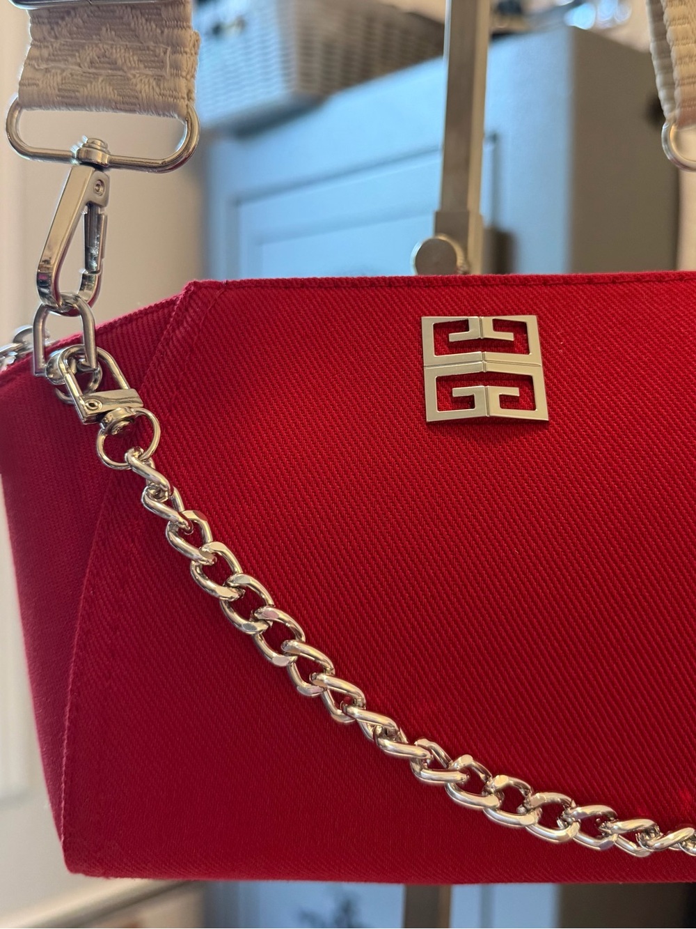 GIVENCHY Beauty/Parfums Bag Red & Silver GWP item - Picture 3 of 5